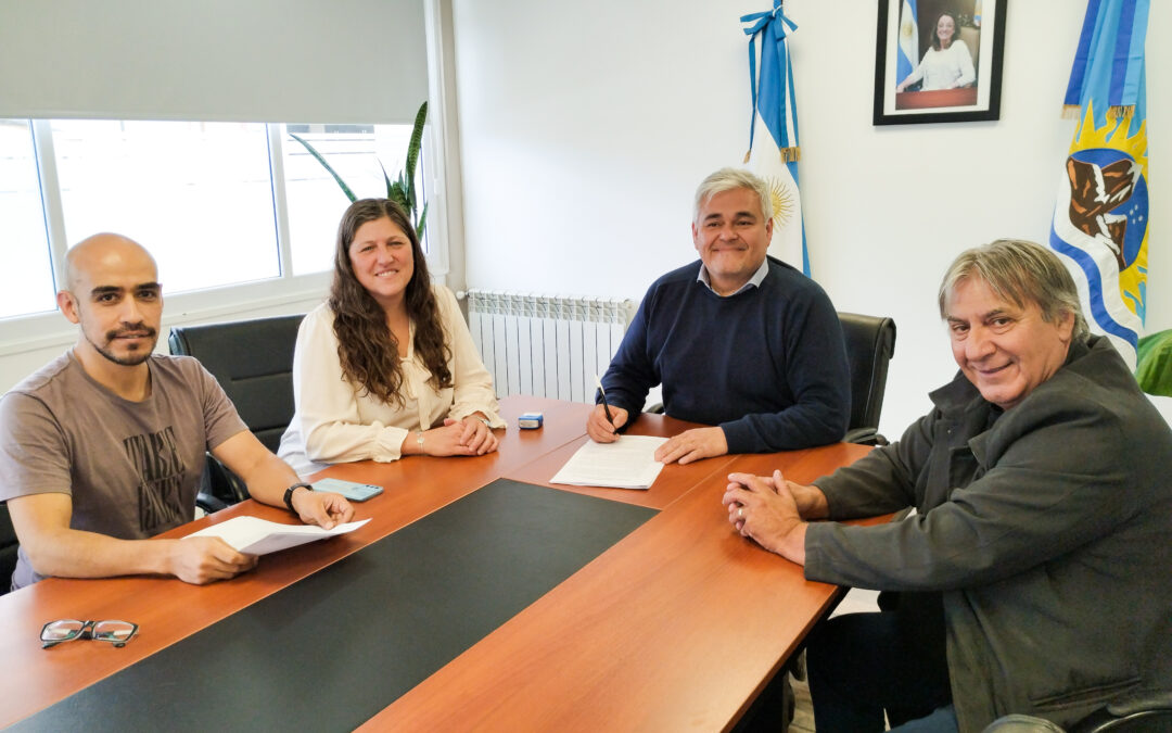 Firma de contrato para la construcción de Miradores en Puerto Santa Cruz
