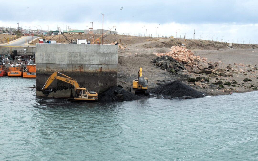 CALETA PAULA: Se completó la obra de profundización (dragado) en el sector acceso del puerto en zona de cofferdam