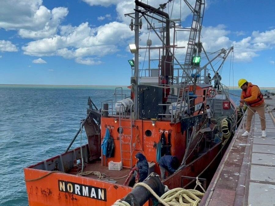 Después de 10 años vuelve a operar un barco merlucero en Puerto San Julián