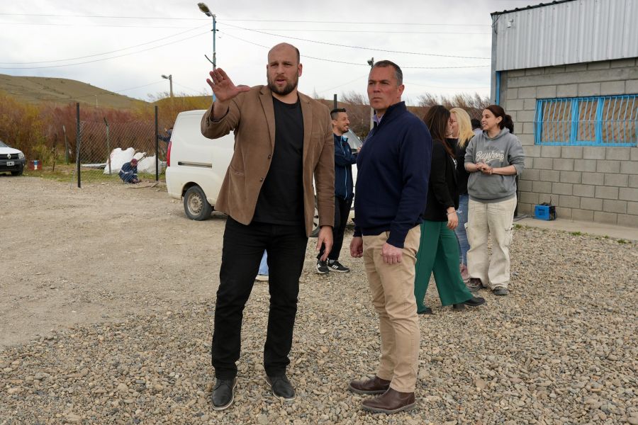 Daniel Álvarez recorrió los avances del proyecto avícola en Puerto Santa Cruz