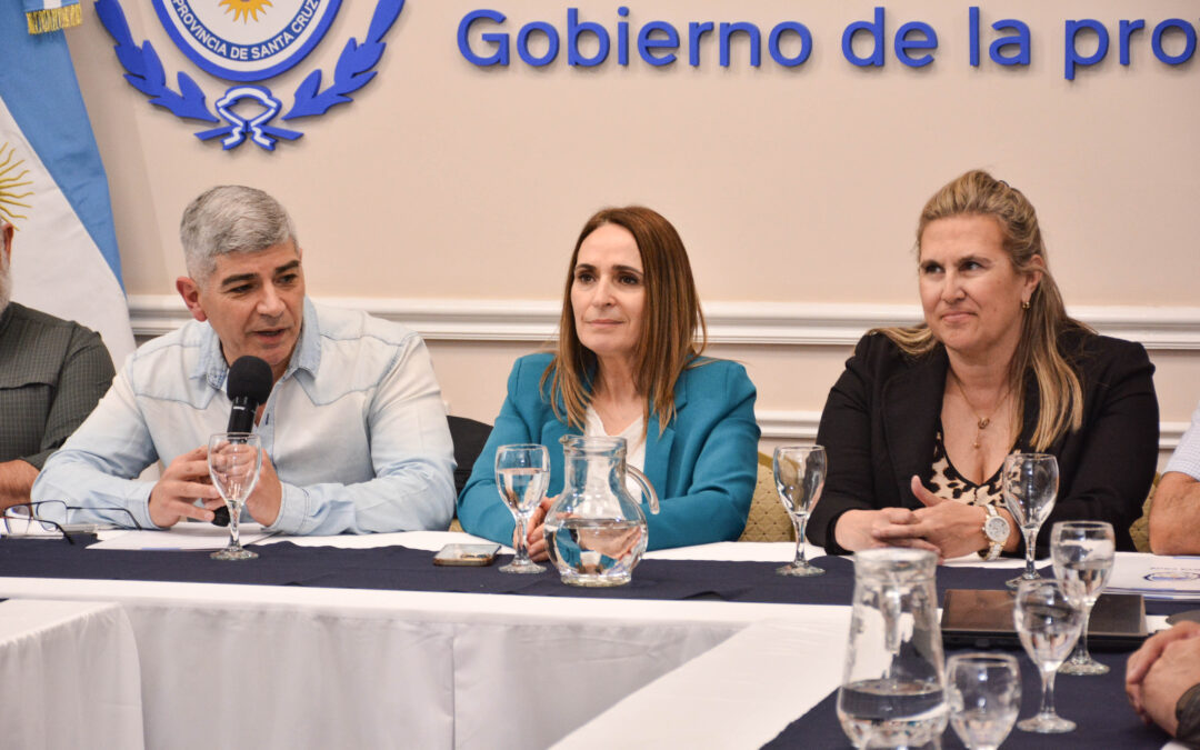 El Gobierno de Santa Cruz firmó el protocolo ambiental de la travesía “Arco de Piedra 2025”