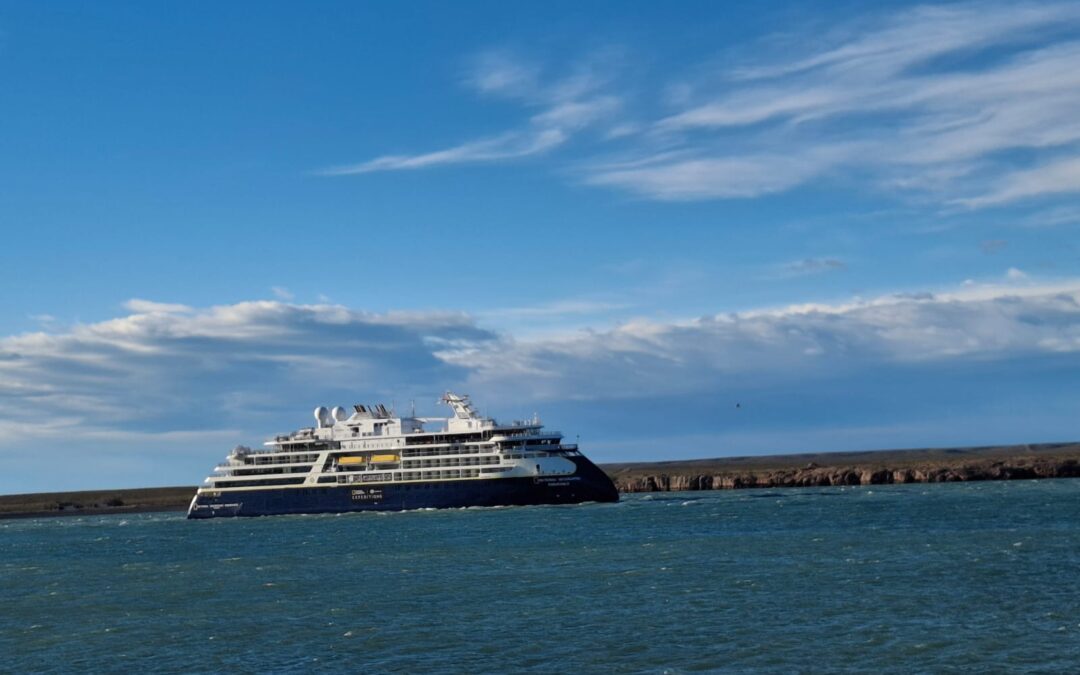 Puerto Deseado recibió al buque crucero National Geographic Endurance