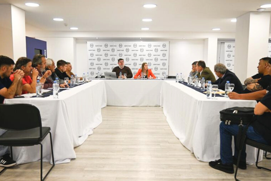 Santa Cruz impulsa el diálogo y la coordinación para garantizar la operatividad en los puertos