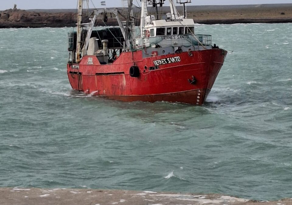 El buque Viernes Santos volvió a operar en Puerto Deseado