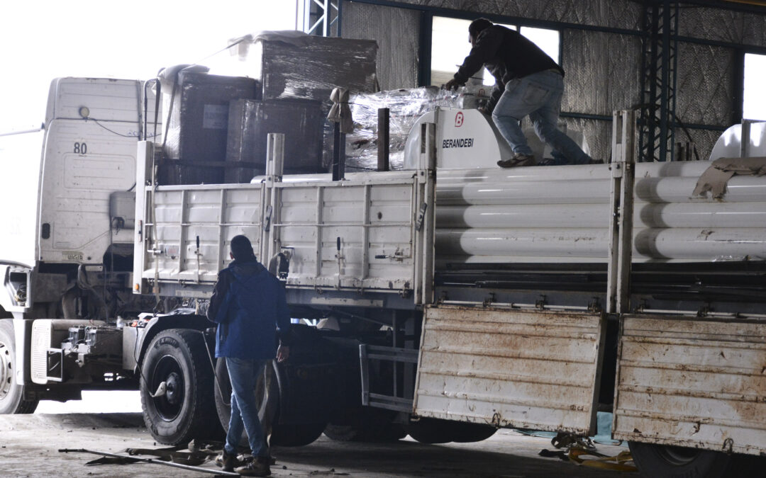 Santa Cruz Puede inició la descarga de la planta de alimentos balanceados en el predio del centro comercial e industrial