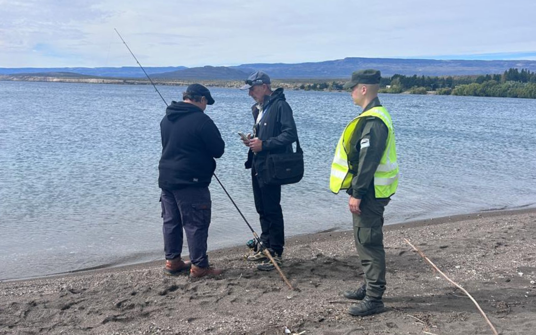 Refuerzan controles de pesca deportiva en la cuenca del Lago Buenos Aires