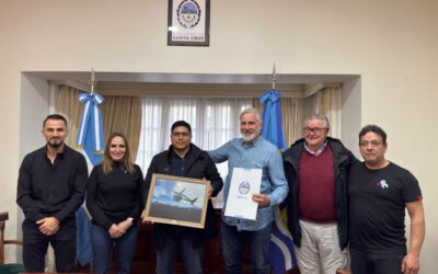 Claudio Vidal firmó el comodato para darle seguridad jurídica al Aero Club de El Chaltén después de 21 años de espera