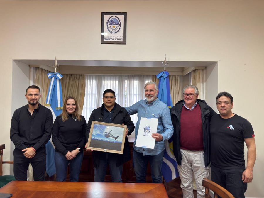 Claudio Vidal firmó el comodato para darle seguridad jurídica al Aero Club de El Chaltén después de 21 años de espera