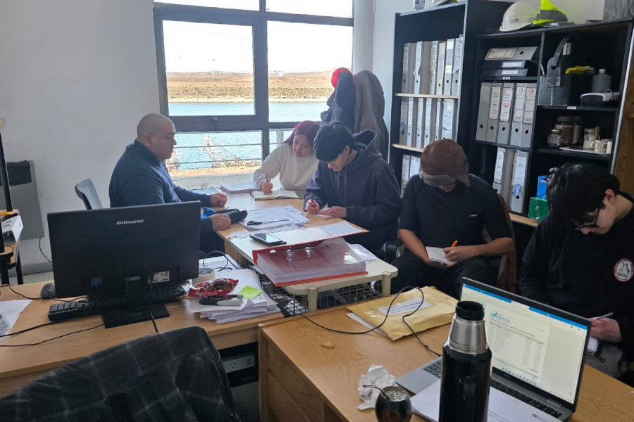 Alumnos de la Escuela de Biología Marina comenzaron sus prácticas en Puerto Caleta Paula
