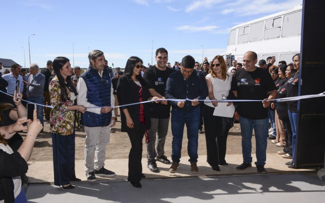 La Casa del Uniforme abrió las puertas de su taller textil en la S.A.U